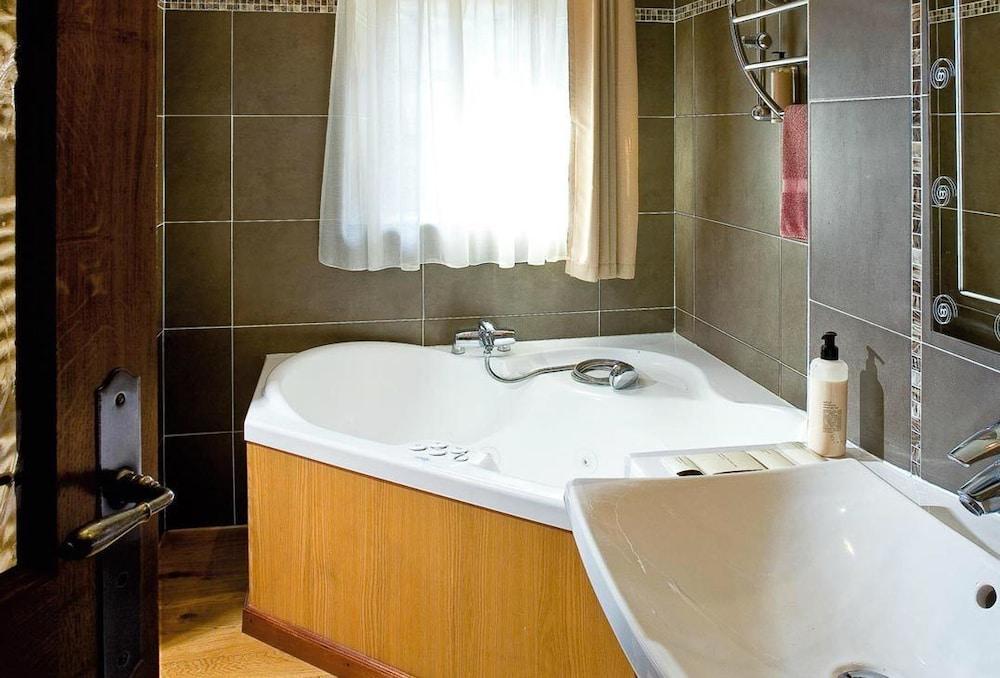 Hotel Les Remparts Мирпоа Екстериор снимка