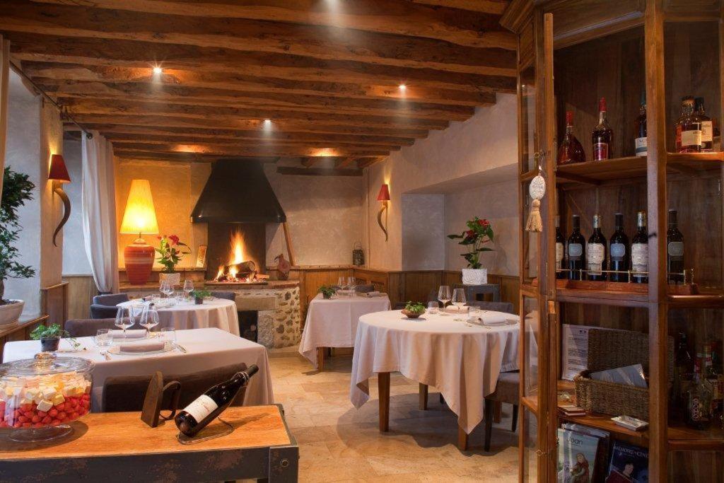 Hotel Les Remparts Мирпоа Екстериор снимка