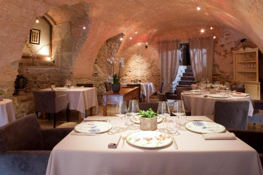 Hotel Les Remparts Мирпоа Екстериор снимка