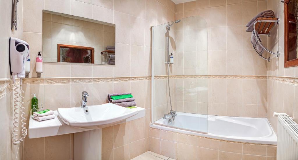 Hotel Les Remparts Мирпоа Стая снимка