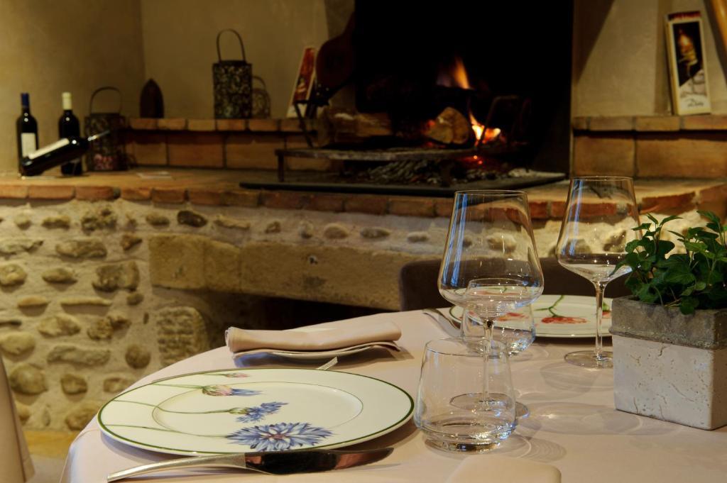 Hotel Les Remparts Мирпоа Екстериор снимка