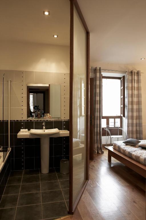 Hotel Les Remparts Мирпоа Екстериор снимка