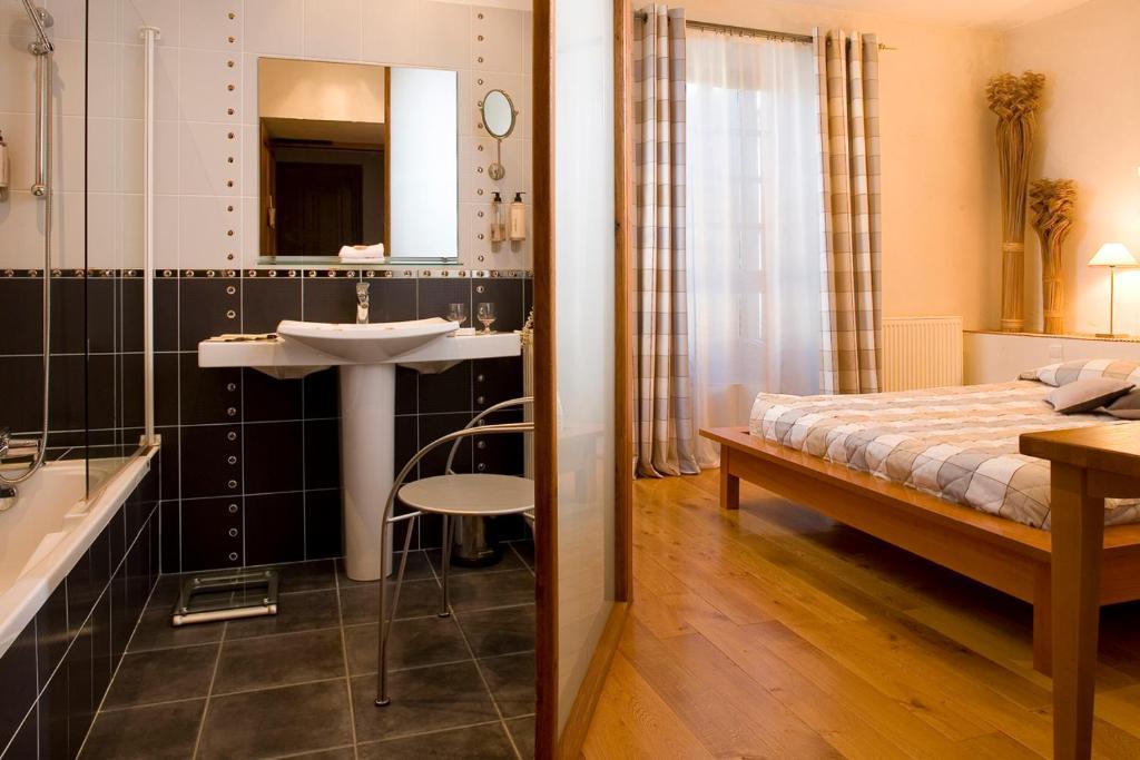 Hotel Les Remparts Мирпоа Стая снимка